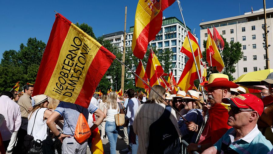 Sexta manifestación del PP contra Sánchez bajo el lema 'Democracia o mafia'