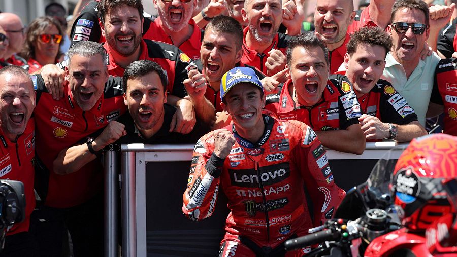 Márquez celebra su victoria con su equipo.