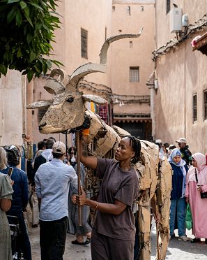 La marioneta de un kudú camina por las calles de la medina de Marrakech, Marruecos
