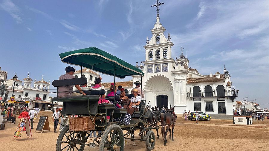 Multitud de personas y devotos visitan a la Virgen antes de que salga en su recorrido procesional
