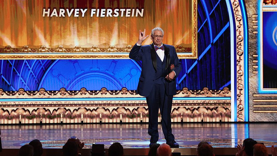 Harvey Fierstein recibe el Premio Tony Especial por su Trayectoria en el Teatro durante la ceremonia previa de la 78ª edición anual de los Premios Tony
