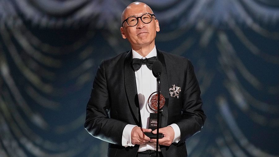 Francis Jue acepta el premio a mejor actor en los Premios Tony