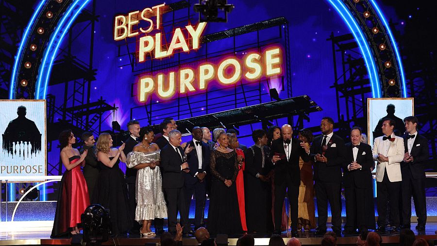 Cast de 'Purpose' recibiendo el premio a mejor obra en los premios Tony 2025