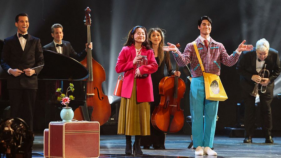 Helen J Shen y Darren Criss interpretan un número de 