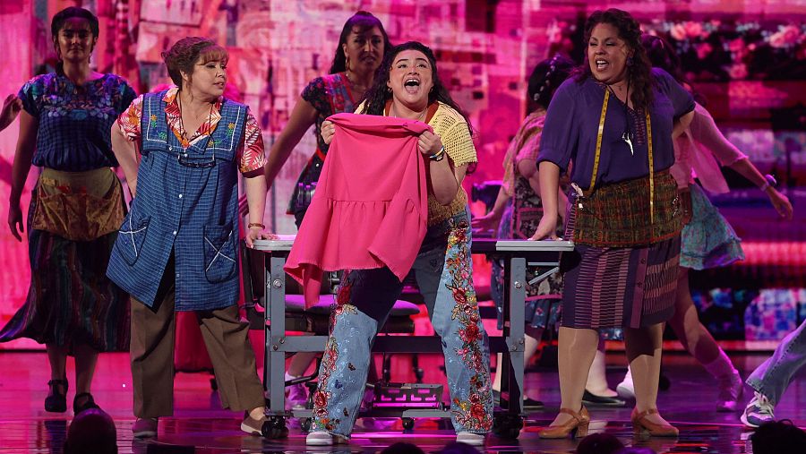 Tatianna Córdoba y el elenco de 'Real Women Have Curves' durante su actuación en los premios Tony