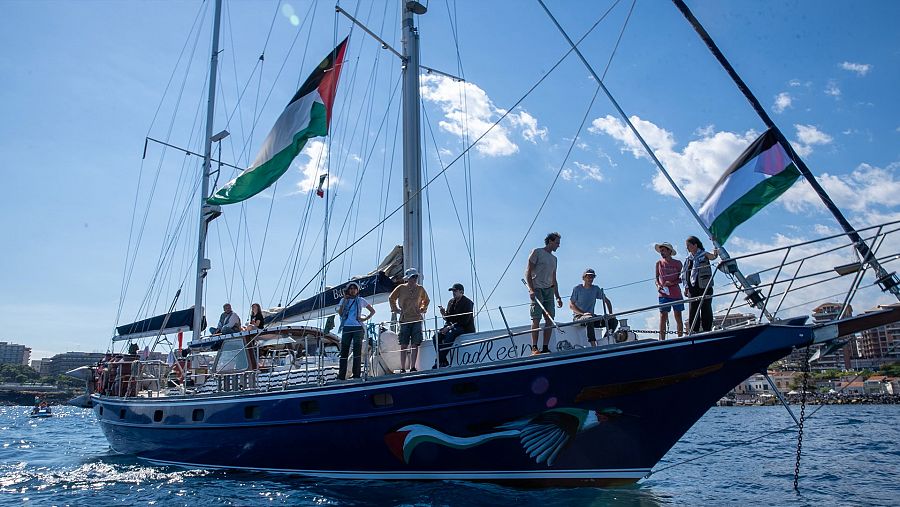 La tripulación del barco Madleen antes de abandonar el puerto de Catania el 1 de junio de 2025