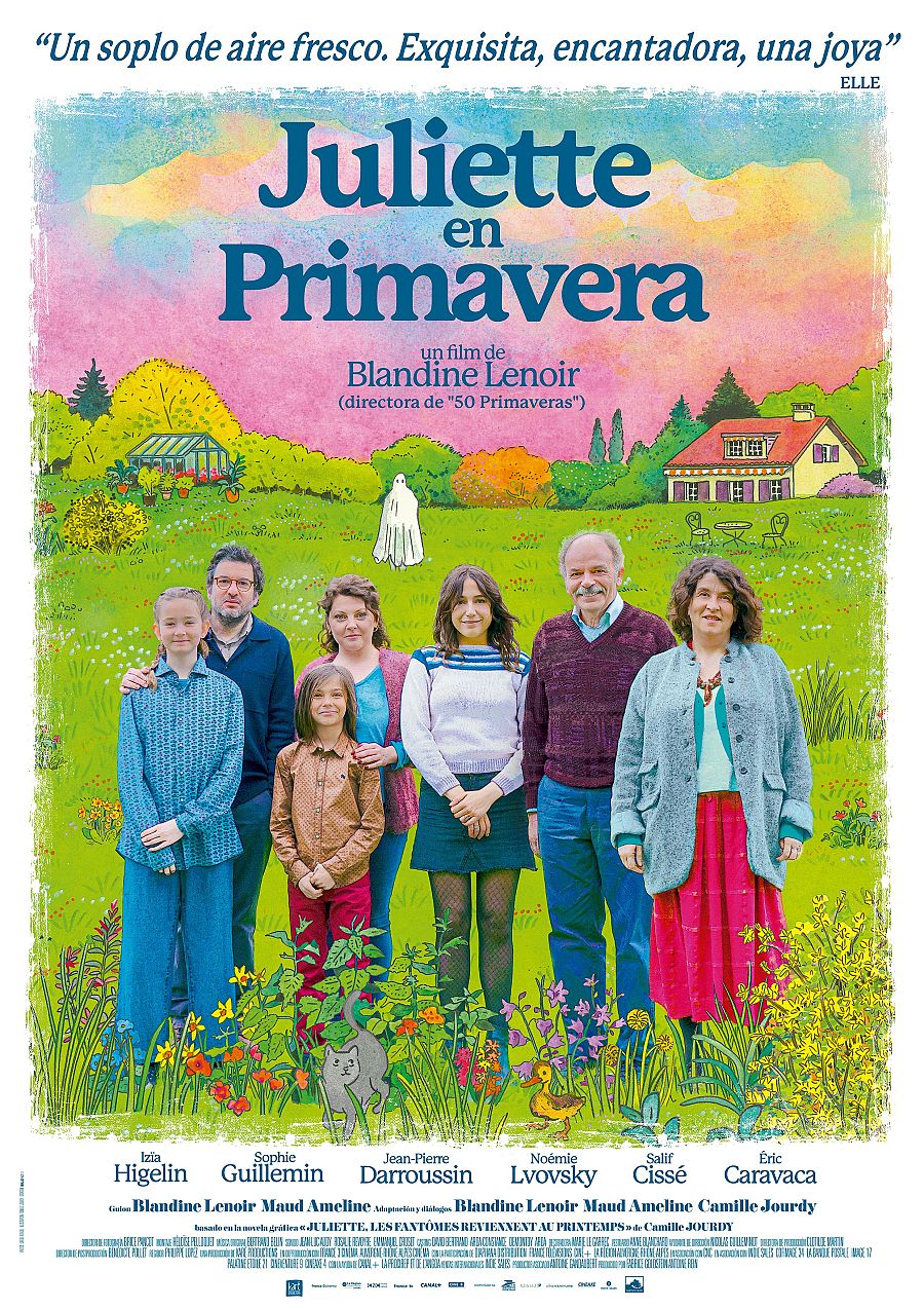 Cartel de película familiar con estética infantil, mostrando una familia en un jardín, un fantasma y animales. Colores vibrantes.