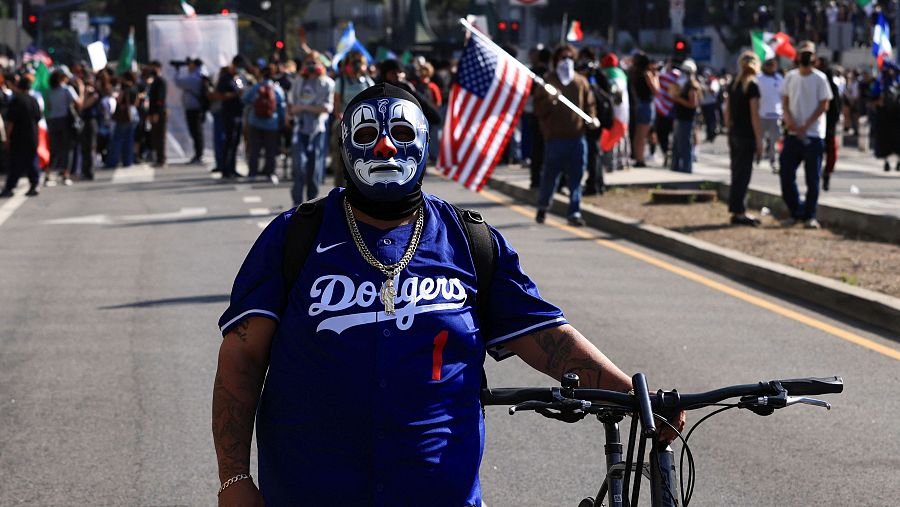 Un manifestante durante una protesta contra las redadas de migrantes en el centro de Los Ángeles, California