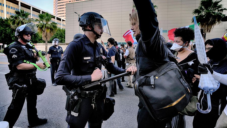 Un policía de Los Ángeles usa una porra para repeler a un manifestante