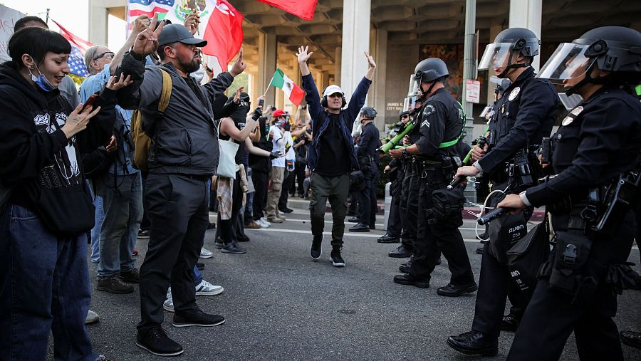 Manifestantes protestan ante la vigilancia de policías en Los Ángeles, Estados Unidos