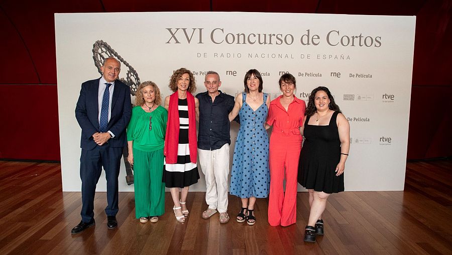 Foto de familia del jurado del concurso de cortos y los directores de RNE.