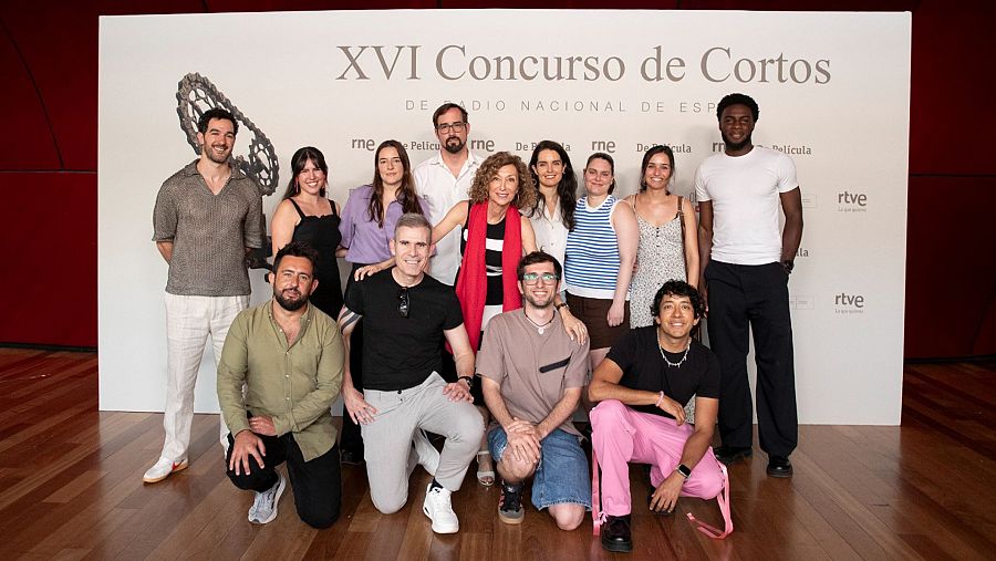 Foto de familia de los finalistas del concurso de cortos de RNE con Yolanda Flores.