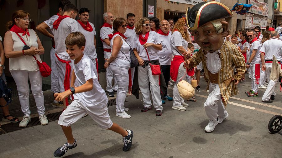 Gigantes reinantes, Cabezudos autoritarios y otras figuras centenarias de San Fermín
