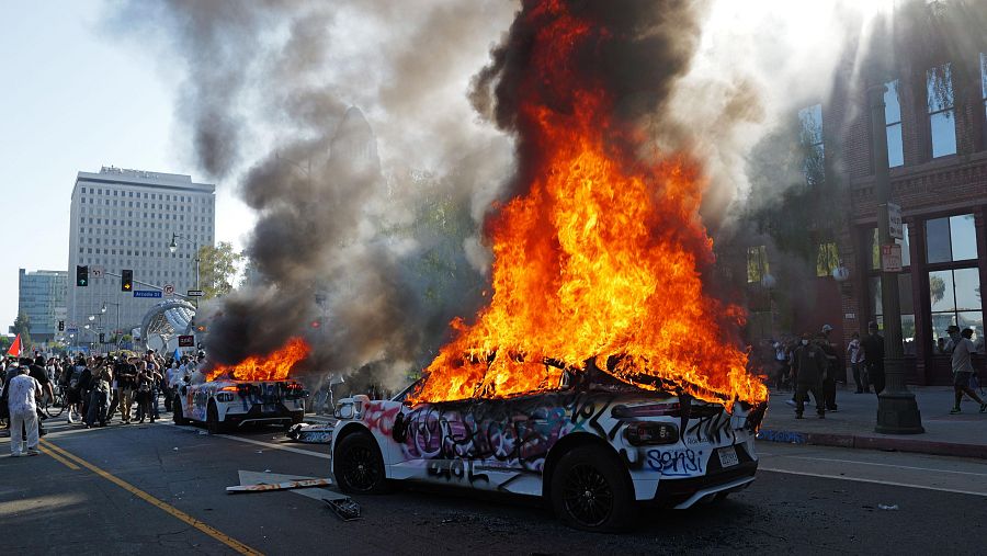 Un coche incendiado durante las protestas en Los Ángeles
