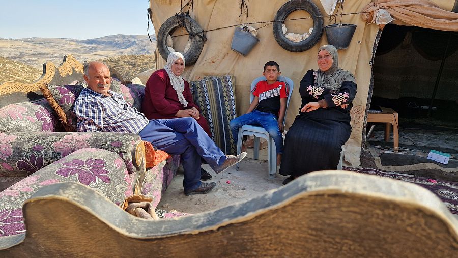Fátima, junto a su familia en su casa