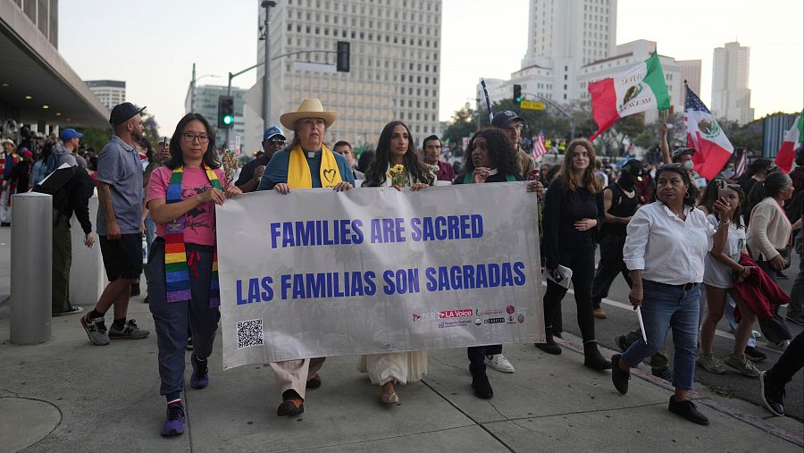 Varias personas se manifiestan con una pancarta en la que puede leerle 