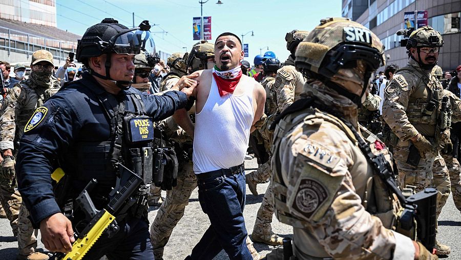 Soldados detienen a un manifestante en Los Ángeles