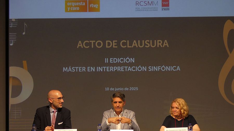 Clausura del Máster en Interpretación Sinfónica.  Se observa a tres personas sentadas en una mesa, con logotipos de RTVE y RCSMM proyectados al fondo.