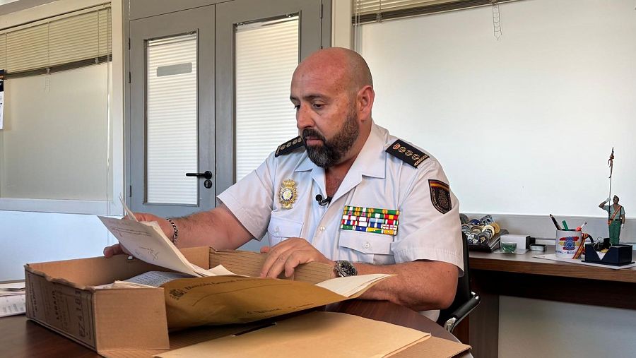 El jefe de la Unidad de Droga y Crimen Organizado, Antonio Martínez Duarte, en su despacho durante la entrevista