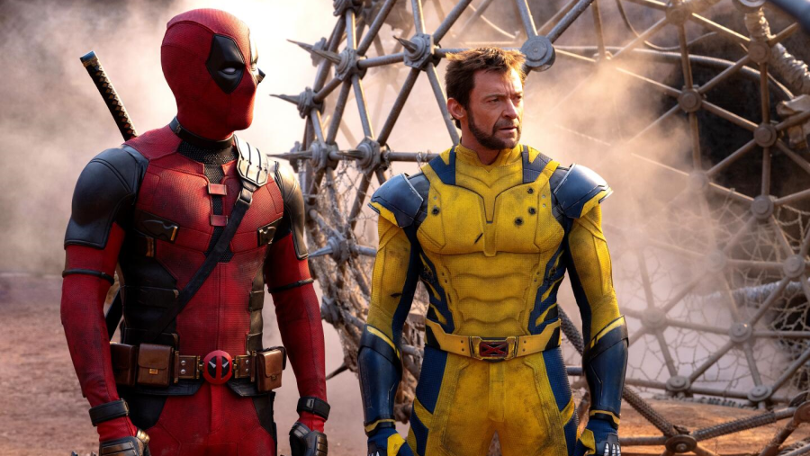 Imagen generada por IA mostrando a Deadpool con su traje rojo y negro y una katana, y a Lobezno con un traje amarillo y azul, en un escenario metálico.