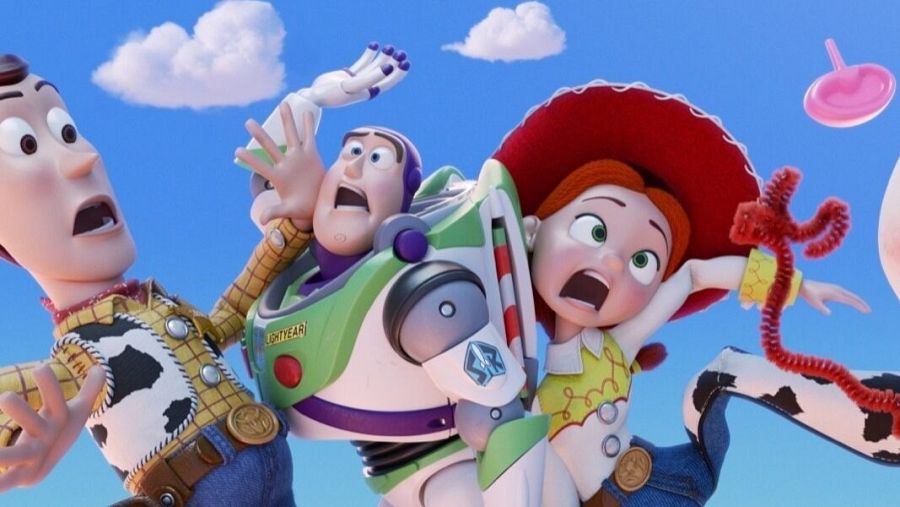 Tres juguetes, Woody, Buzz y Jessie, caen o son lanzados por el aire con expresiones de asombro.  Una nube y un plato rosa flotan cerca.
