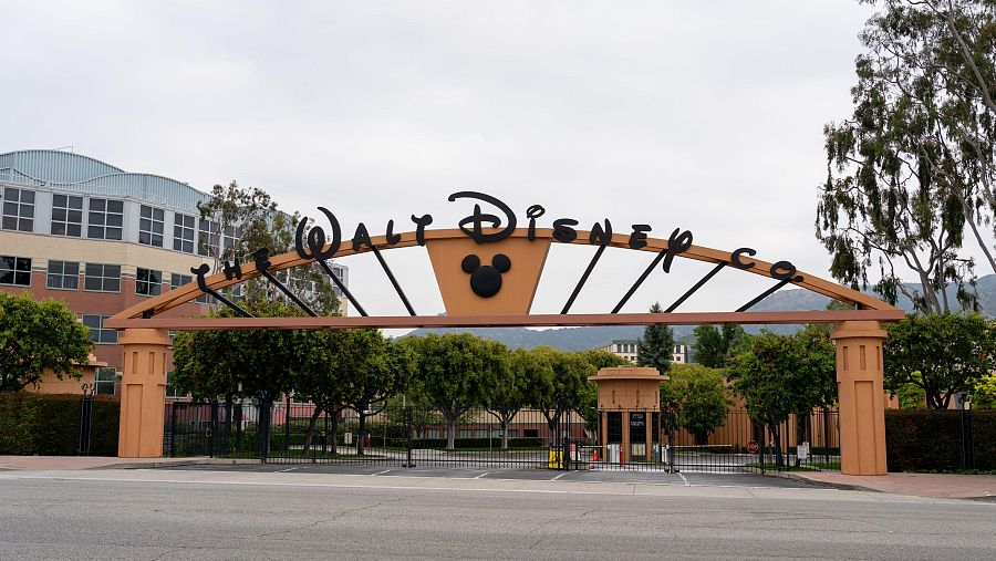 Arco naranja de entrada a los estudios Disney con el logo de Mickey Mouse y el nombre 
