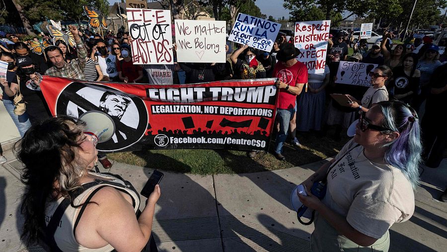 Manifestantes sostienen pancartas contra el Gobierno de Trump durante una protesta en Los Ángeles