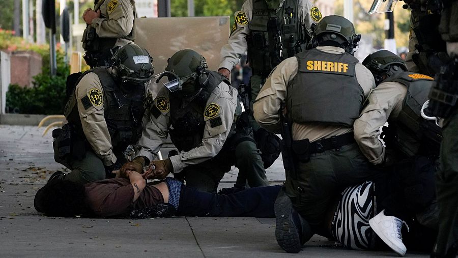 Varios agentes detienen a un manifestante en Los Ángeles