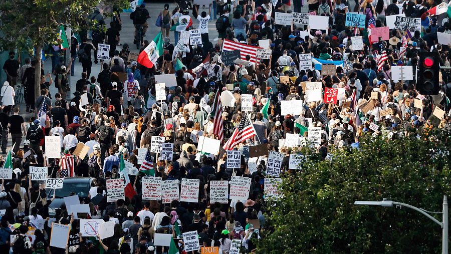 Manifestantes marchan en el centro de Los Ángeles, California
