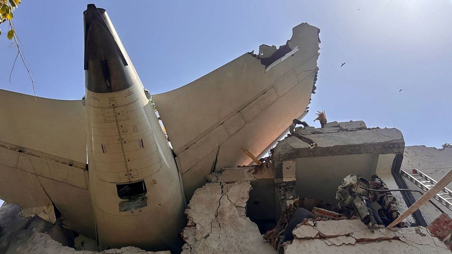 Un avión con 242 personas con destino a Londres se estrella en la India.