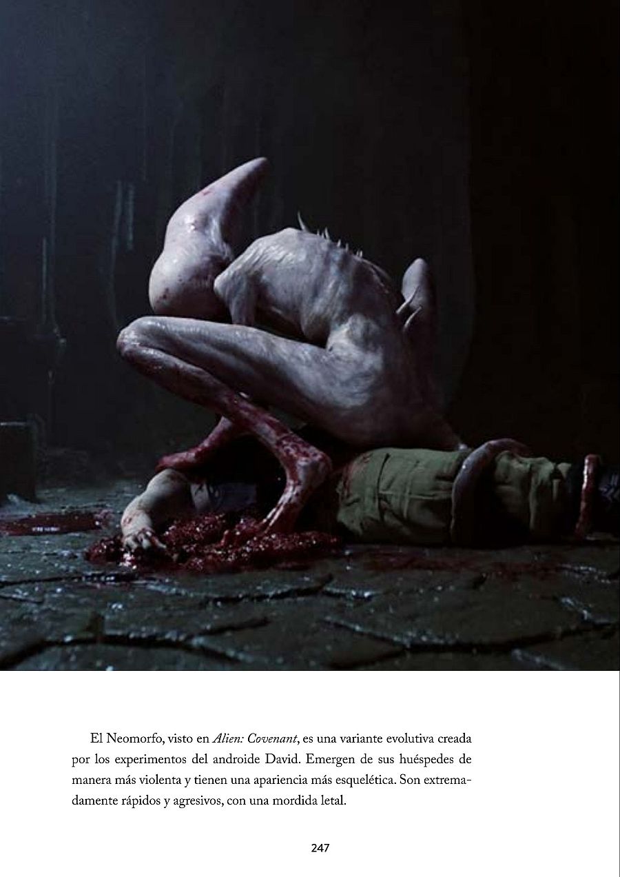 Neomorfo de Alien: Covenant emergiendo de un huésped humano en una escena violenta y sangrienta.  Imagen de libro.
