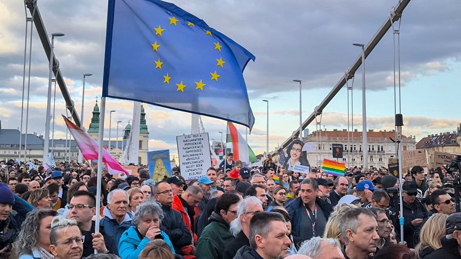 Wisteria Lane - El Orgullo LGTBIQ+ europeo planta cara a la prohibición de Hungría - 14/06/25