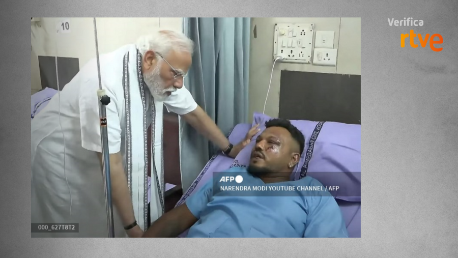 El primer ministro indio Nerendra Modi visitando al único superviviente del accidente aéreo