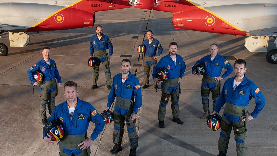 Equipo de pilotos de la Patrulla Águila en 2025