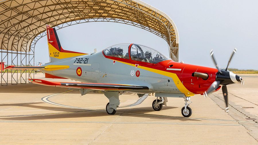 El rey prueba el avión en el que se formará la princesa Leonor en la Academia del Aire