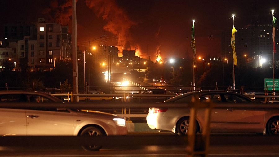 El fuego y el humo se elevan desde un almacén de petróleo en Teherán, Irán. EFE/EPA/ABEDIN TAHERKENAREH.