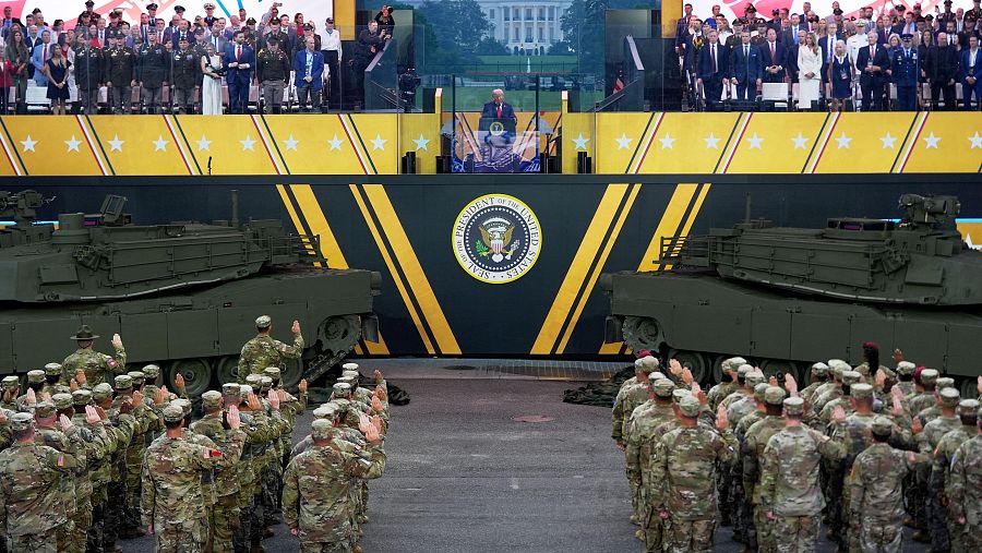l presidente de Estados Unidos, Donald Trump, saluda mientras miembros del Ejército estadounidense participan en el desfile por el 250.º aniversario del Ejército de EE. UU.