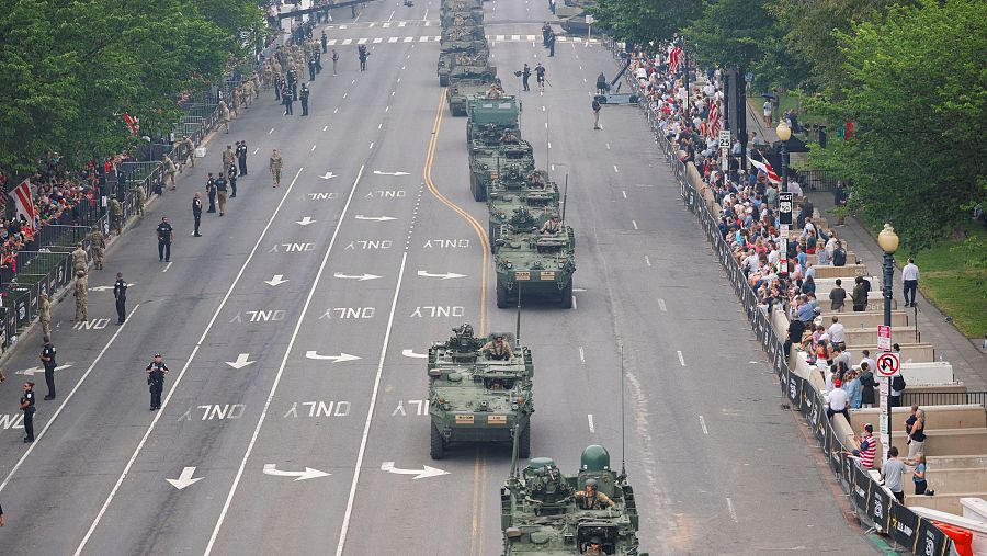 Vehículos blindados pasan frente a una tribuna durante un desfile militar el 14 de junio de 2025 en Washington