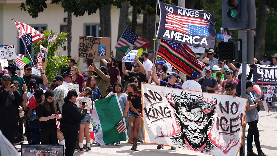 Manifestantes se reúnen durante una concentración 