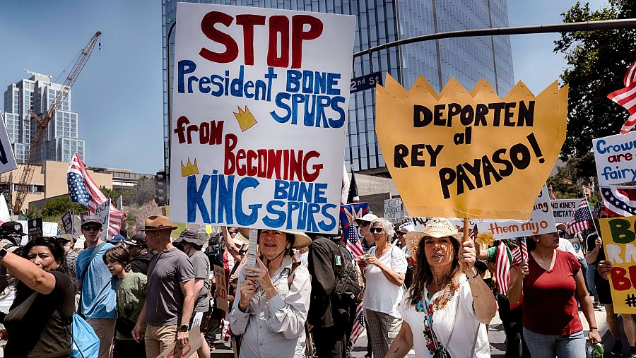 Manifestantes llevan carteles y corean consignas mientras marchan frente al Tribunal Federal durante una protesta 
