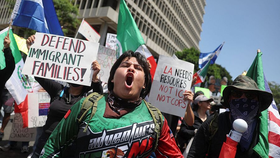 Un manifestante grita durante la protesta 