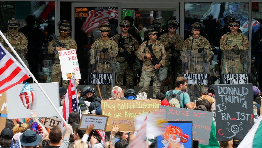Miembros de la Guardia Nacional de California custodian el edificio federal Edward R. Roybal durante una protesta del Día Sin Reyes contra las políticas del presidente Donald Trump, en Los Ángeles, California, EE.UU., el 14 de junio de 2025.