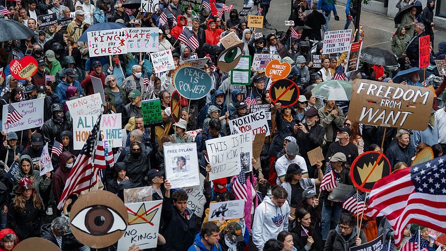 Personas marchan en la protesta 'No Kings' en Nueva York,