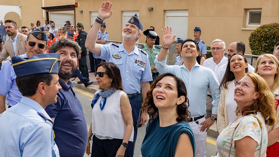 El rey junto a la ministra de Defensa, el presidente de la Comunidad de Murcia y la presidenta de la Comunidad de Madrid