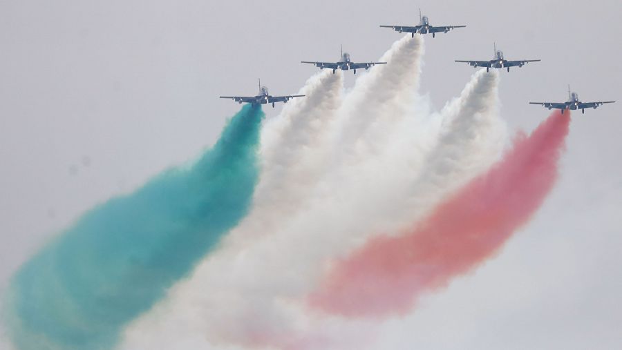 La patrulla acrobática italiana Frecce Tricolori dibuja su bandera nacional