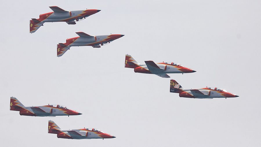Acrobacia aérea de la Patrulla Águila en el festival Aire 25