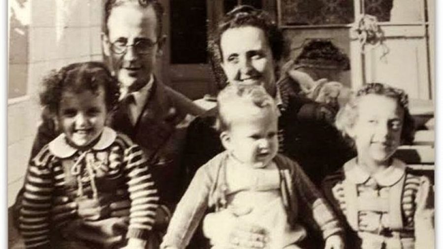 La Roser en braços del seu pare a l'esquerra de la foto