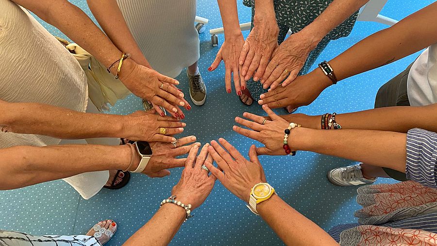 Manos de mujeres del grupo de alcohólicas anónimas