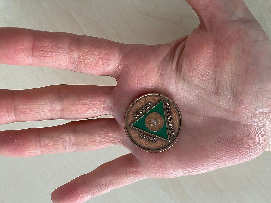 Una de las monedas utilizadas por Alcohólicos Anónimos en su programa de doce pasos