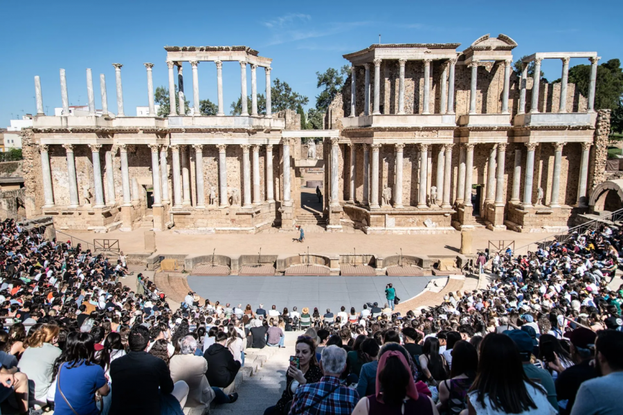 Espectadores en las gradas del Teatro Romano de Mérida durante un evento cultural en 2023.  Atmósfera de un espectáculo en vivo en un lugar histórico.